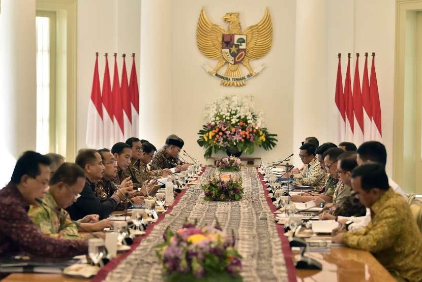Presiden Joko Widodo (tengah kiri) memimpin rapat terbatas mengenai persiapan pelaksanaan Asian Para Games di Istana Bogor, Jawa Barat, Jumat (7/9).