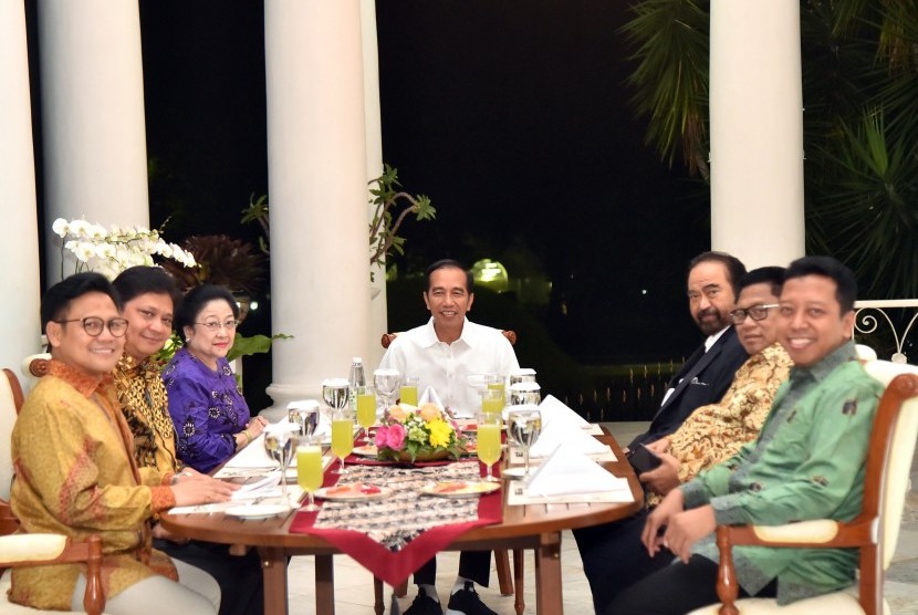 Incumbent President Joko Widodo invites leaders of supporting parties, namely Chairperson of Indonesian Democratic Party of Struggle (PDIP) Megawati Soekarnoputri, Chairman of PKB Muhaimin Iskandar (Cak imin), Chariman of Nasdem Party Surya Paloh, Chariman of Hanura Oesman Sapta Odang (Oso), and Chairman of PPP Romahurmuzy (Rommy) to Bogor Palace, West Java, Monday (July 23) night.