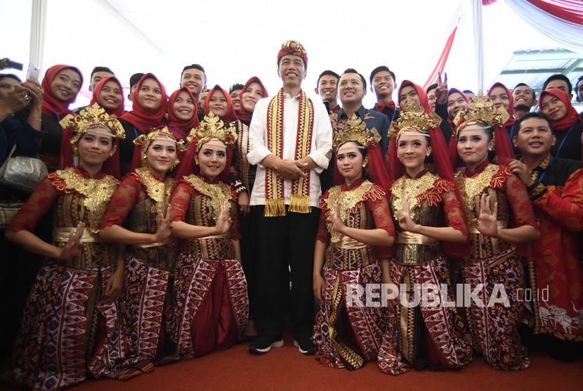 President Joko Widodo (center) 