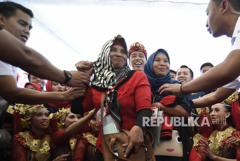 Presiden Joko Widodo (tengah) melayani permintaan foto bersama warga usai membagikan Sertifikat Tanah untuk Rakyat di Lapangan Tenis Indoor Pemda Lampung Tengah, Lampung, Jumat (23/11/2018). 