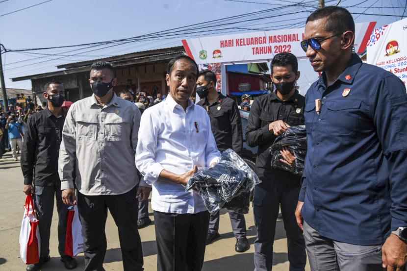 Presiden Joko Widodo (tengah). Presiden Joko Widodo secara khusus meminta koperasi yang telah siap di sejumlah daerah agar membangun pabrik minyak makan merah. Hal itu sebagai alternatif pencegahan stunting dan gizi buruk di kalangan masyarakat.