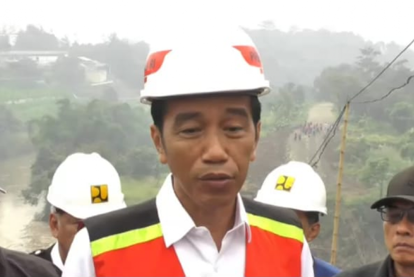 Presiden Joko Widodo tengah memberikan penjelasan mengenai terowongan air Curug Jompong di Desa Nanjung, Kecamatan Margaasih, Kabupaten Bandung, Ahad (10/3). 