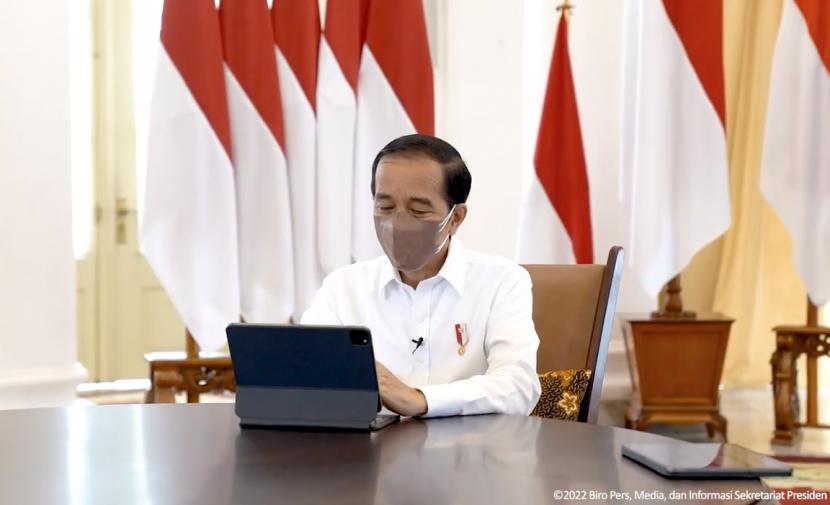Presiden Joko Widodo tengah membuat laporan SPT Tahunan secara online.