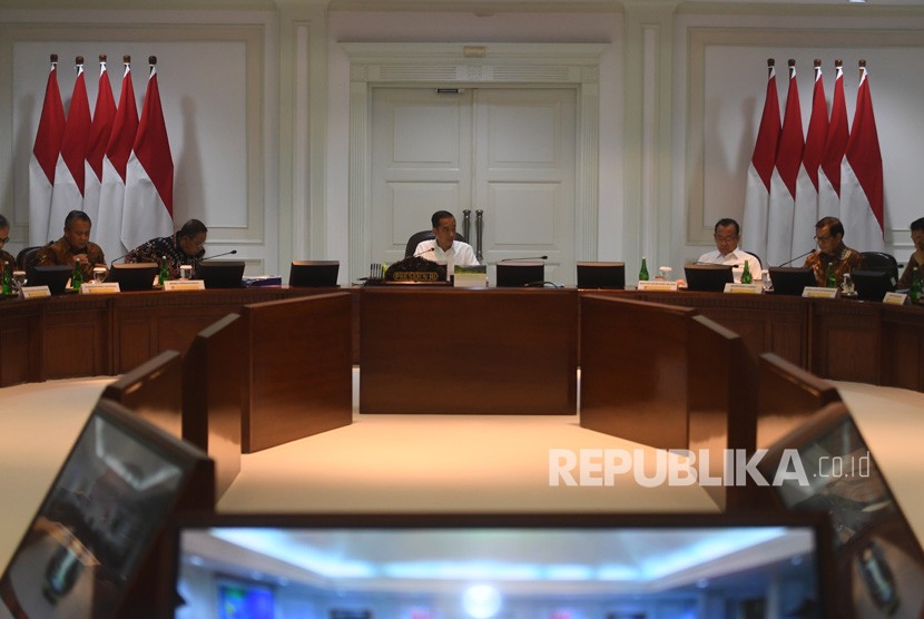 Presiden Joko Widodo (tengah) memimpin rapat kabinet terbatas (ratas) di Kantor Presiden, Jakarta, Rabu (25/9/2019). 