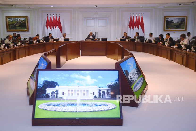 Presiden Joko Widodo (tengah) memimpin rapat presentasi desain ibu kota negara baru di Kantor Presiden, Jakarta, beberapa waktu lalu. Pemerintah menyebut ada tiga negara yang menawarkan bantuan untuk mendesain ibu kota negara Indonesia yang baru.