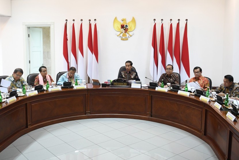 Presiden Joko Widodo (tengah) memimpin rapat terbatas persiapan KTT Asean dan KTT G20 di Kantor Presiden, Jakarta, Rabu (19/6/2019).