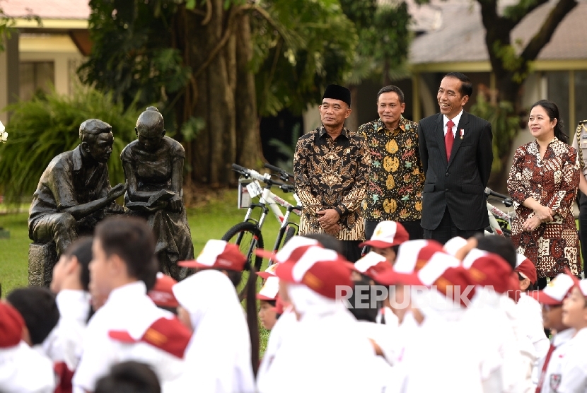 Presiden Joko Widodo (tengah), Mendikbud Muhadjir Efendy (kiri) , dan Menko PMK Puan Maharani (kanan) menghadiri Peringatan Hari Buku Nasional bersama sejumlah anak-anak SD dan SMP di Halaman Tengah Istana Merdeka, Jakarta, Rabu (17/5).