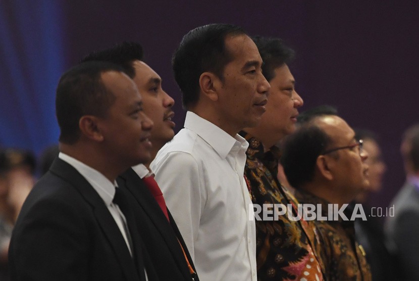 Presiden Joko Widodo (tengah) 