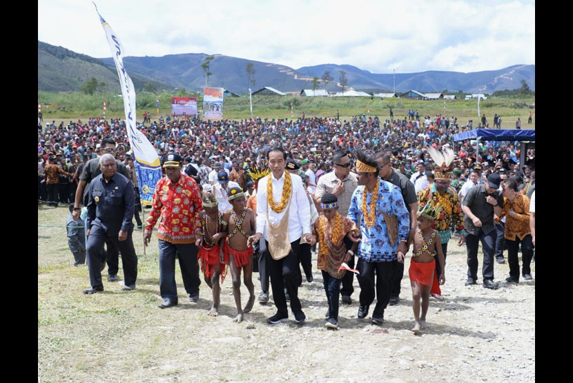 Presiden Joko Widodo (tengah) mengunjungi lapangan bola Irai di Kabupaten Pegunungan Arfak, Provinsi Papua Barat, Ahad, (27/10/2019).