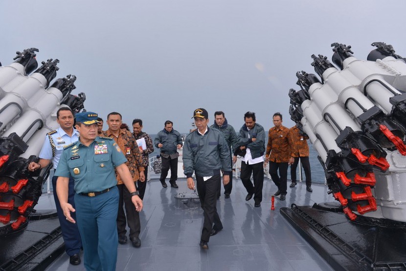 Presiden Joko Widodo (tengah) meninjau KRI Imam Bonjol 383 usai memimpin rapat rapat terbatas tentang Natuna di atas kapal perang tersebut saat berlayar di perairan Natuna, Kepulauan Riau, Kamis (23/6).