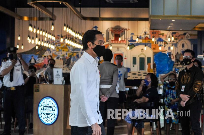 Presiden Joko Widodo (tengah) meninjau salah satu pusat perbelanjaan, di Bekasi, Jawa Barat, Selasa (26/5). Kehadiran Presiden untuk meninjau persiapan prosedur pengoperasian mal yang berada di wilayah zona hijau wabah Covid-19.