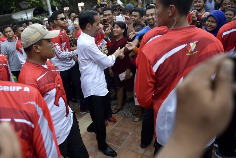 Presiden Joko Widodo (tengah)menyalami warga ketika mengunjungi Pusat Primata Schmutzer di Kebun Binatang Ragunan Jakarta, Kamis (29/6).
