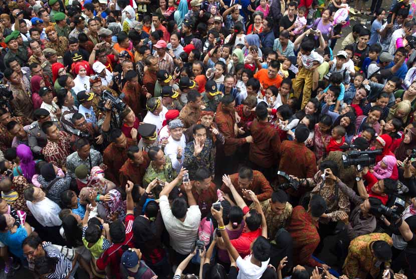 Presiden Joko Widodo (tengah) menyalami warga saat menghadiri acara Pesta Rakyat 'Bogor Street Festival Cap Go Meh 2015' di Jalan Suryakencana, Bogor, Jabar, Jumat (5/3). 