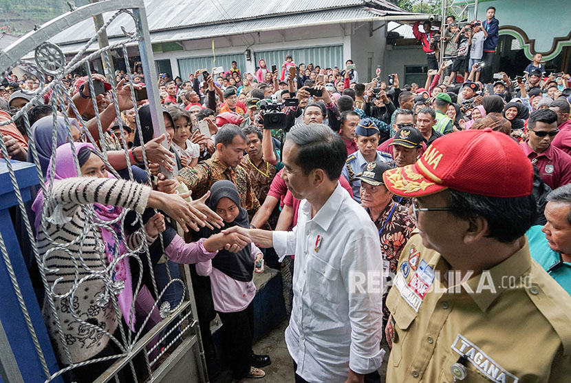 Presiden Joko Widodo (tengah), menyalami warga saat mengunjungi posko pengungsian korban gempa di Desa Sidakangen, Kalibening, Banjarnegara, Jawa Tengah, Senin (23/4). 