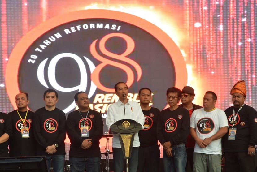 Presiden Joko Widodo (tengah) menyampaikan sabutan ketika menutup rembuk nasional aktivis 98 di JI Expo, Kemayoran, Jakarta, Sabtu (7/7). 