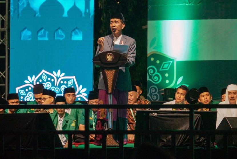 President Joko Widodo (central) delivers a speech during at the commemoration of Prophet Muhammad's birthday as well as National Heroes' Day attended by 100,000 members of GP Ansor and Banser in Pekalongan, Central Java, Thursday (Nov 22). 