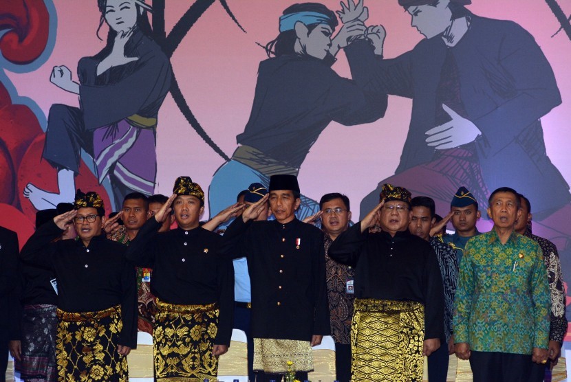 Presiden Joko Widodo (tengah) menyanyikan lagu Indonesia Raya bersama Menteri Pemuda dan Olaharaga, Imam Nahrawi (kedua kiri), Sekretaris Kabinet, Pramono Anung (kiri), Ketua Umum Ikatan Pencak Silat Indonesia (IPSI), Prabowo Subianto (kedua kanan) dan Gub