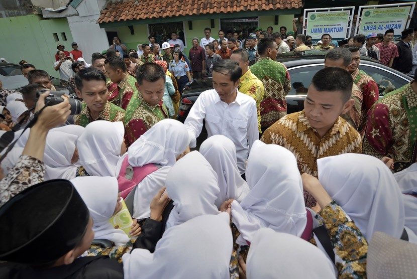 Presiden Joko Widodo (tengah) menyapa santri saat mengunjungi Pondok Pesantren Al Mizan Jatiwangi, Majalengka, Jawa Barat beberapa waktu lalu..