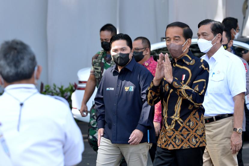 Presiden Joko Widodo (tengah) menyapa tamu undangan didampingi Menteri BUMN Erick Thohir (kiri) dan Menko Kemaritiman dan Investasi Luhut Binsar Pandjaitan (kanan) saat peresmian Stasiun Pengisian Kendaraan Listrik Umum (SPKLU) Ultra Fast Charging di Central Parking Nusa Dua, Badung, Bali (Ilustrasi). Dalam kunjungan ke Pasar Bawah, Pekanbaru, Riau pada Rabu (4/1/2023), Jokowi menyebut Menteri BUMN Erick Thohir sebagai menteri andalannya.