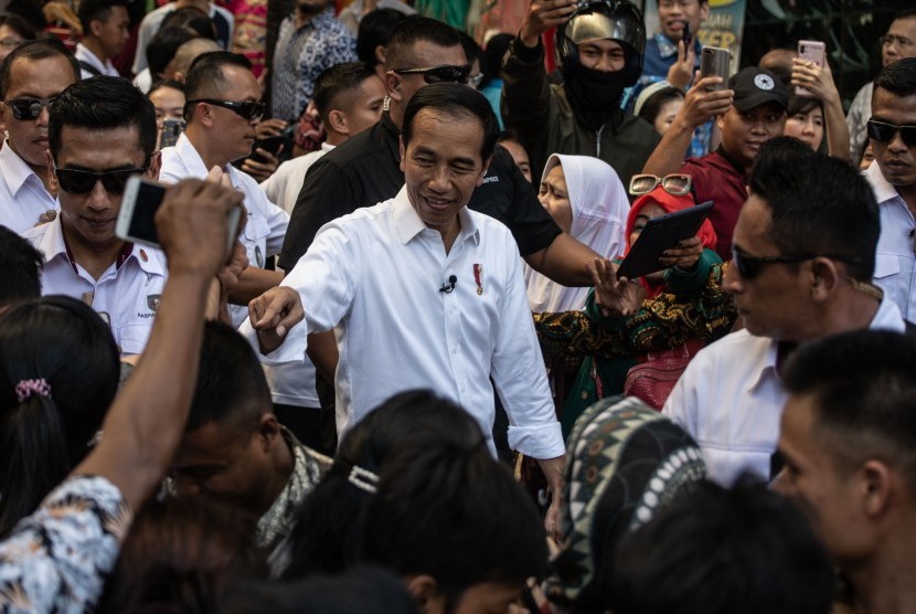 Presiden Joko Widodo (tengah).