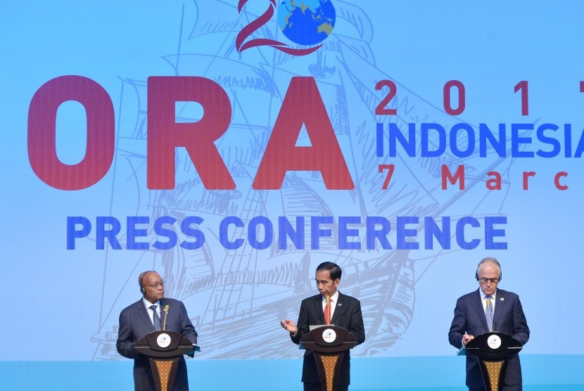 Presiden Joko Widodo (tengah), PM Australia Malcom Turnbull (kanan) dan Presiden Afrika Selatan Jacob Zuma (kiri) memberikan keterangan pers hasil pertemuan para kepala negara dan pimpinan delegasi dalam rangkaian KTT Indian Ocean Rim Association (IORA) 20