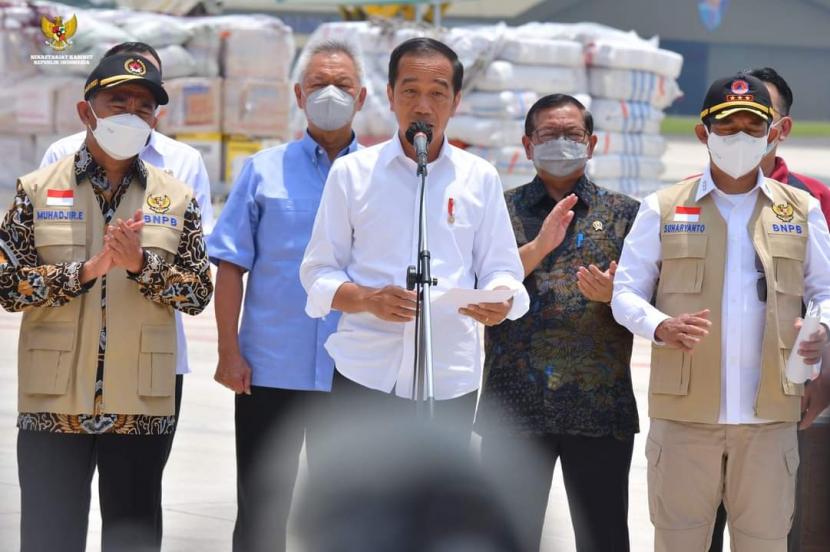Presiden Joko Widodo (tengah) saat melepas bantuan dari Indonesia untuk korban banjir Pakistan.