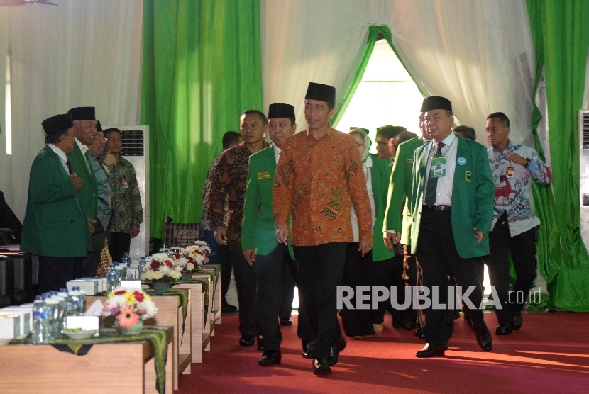  Presiden Joko Widodo (tengah) saat tiba di lokasi Muktamar VIII PPP, di Asrama Haji, Jakarta, Jum'at (8/4).  Republika/Rakhmawaty La'lang
