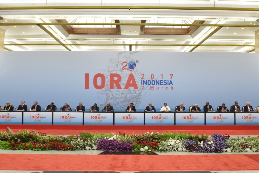 Presiden Joko Widodo (tengah)  serta pimpinan delegasi KTT Indian Ocean Rim Association (IORA) 2017 melakukan penandatanganan Jakarta Concord di Jakarta Convention Center, Jakarta, Selasa (7/3). 
