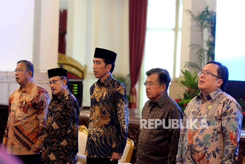 Presiden Joko Widodo (tengah), Wapres Jusuf Kalla (kedua kanan), Presiedn ke-3 RI BJ Habibie (kedua kiri), Menko Perekonomian Darmin Nasution (kiri), dan Kepala Bappenas Bambang Brodjonegoro menghadiri Peluncuran Komite Nasional keuangan Syariah (KNKS) dan Peresmian Pembukaan Silaknas IAEI di Istana Negara, Jakarta, Rabu (27/7). 