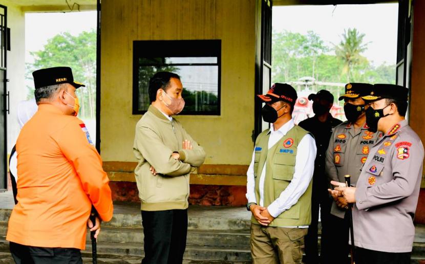 Presiden Joko Widodo tiba di Kabupaten Lumajang untuk meninjau daerah terdampak erupsi Gunung Semeru, Selasa (7/12). 