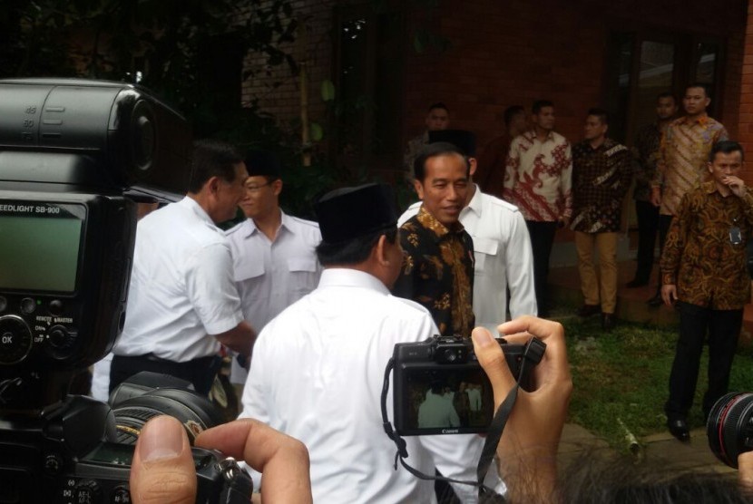 Presiden Joko Widodo tiba di padepokan Garuda Yaksa, Bojong Koneng, Bogor untuk melakukan pertemuan dengan Ketua Dewan Pembina/ Ketua Partai Gerindra Prabowo Subianto, Senin (31/10).