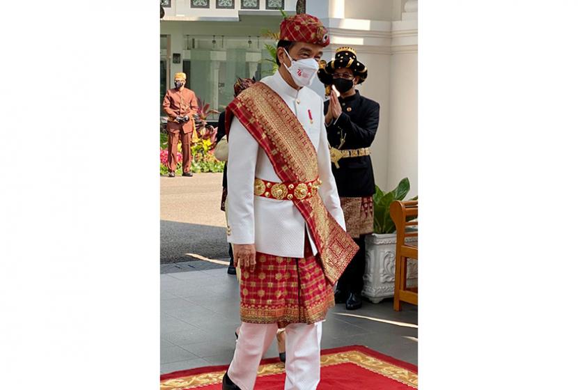 Presiden Joko Widodo tiba untuk memimpin Upacara Peringatan Detik-Detik Proklamasi Kemerdekaan 1945 di Istana Merdeka, Jakarta, Selasa (17/8/2021). Presiden Jokowi mengenakan pakaian adat Lampung. 