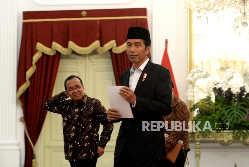  Presiden Joko Widodo usai memberikan keterangan pers terkait kuota jamaah haji di Istana Merdeka, Jakarta, Rabu (11/1). 