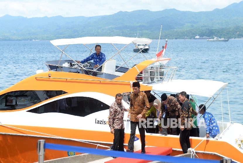 Presiden Joko Widodo usai meninjau Klinik Apung usai peresmian pengopeasian di Islamic Center Ambon, Maluku, jumat (24/2).