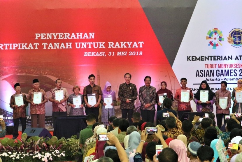 Presiden Joko Widodo usai menyerahkan 3.026 sertifikat tanah kepada masyarakat di Asrama Haji, Kota Bekasi, Jawa Barat, Kamis  (31/5).