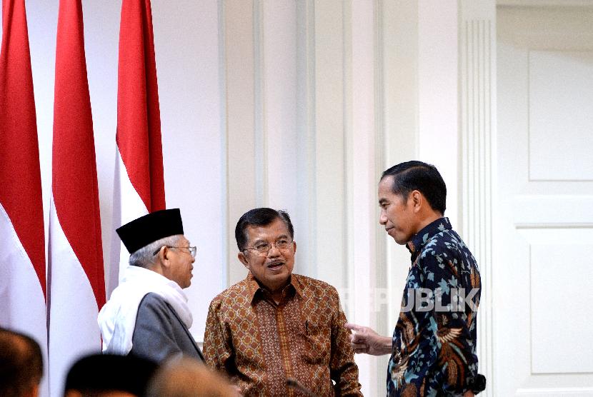 Presiden Joko Widodo, Wapres Jusuf Kalla, dan Ketua Umum MUI Maruf Amin (dari kanan) 