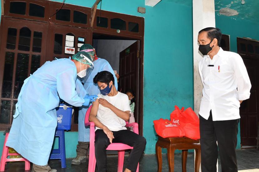 Presiden Joko Widodo saat memantau vaksinasi warga, beberapa waktu lalu.