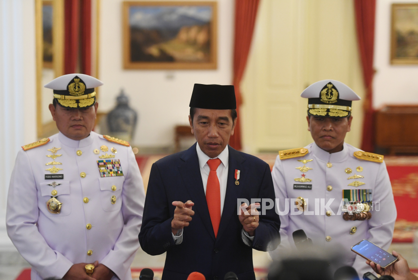 Presiden Joko Widodo (tengah). Pada Jumat (30/12/2022), Jokowi akan mengumumkan update terkait evaluasi PPKM. (ilustrasi)