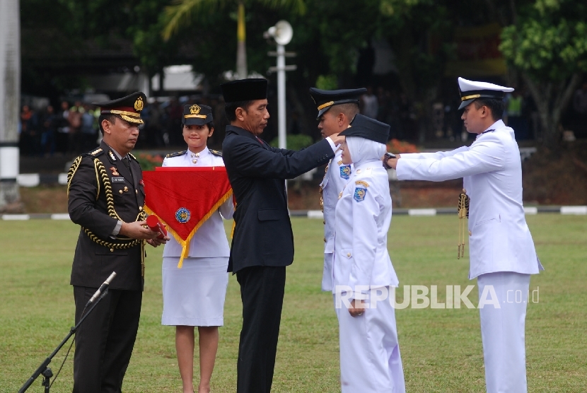 Presiden Joko Wododo (tengah) melakukan Pelantikan Praja Muda Institut Pemerintahan Dalam Negeri (IPDN) Angkatan XXIII Tahun 2016 di kampus IPDN Jatinangor, Sumedang, Jawa Barat, Senin (8/8).