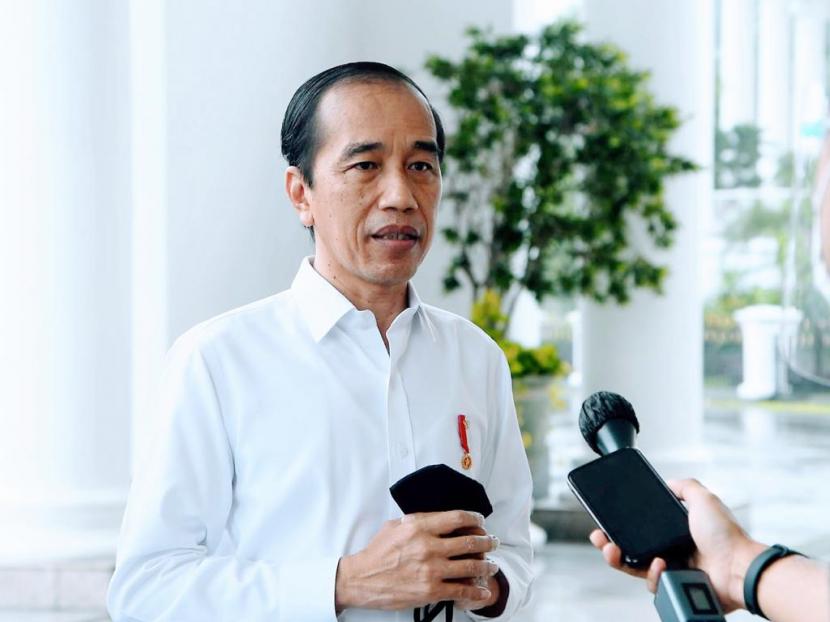 Presiden Joko Widodo. Presiden Joko Widodo (Jokowi) menargetkan pelaksanaan program vaksinasi Covid-19 dapat mencapai 700 ribu suntikan per harinya pada Juni ini.