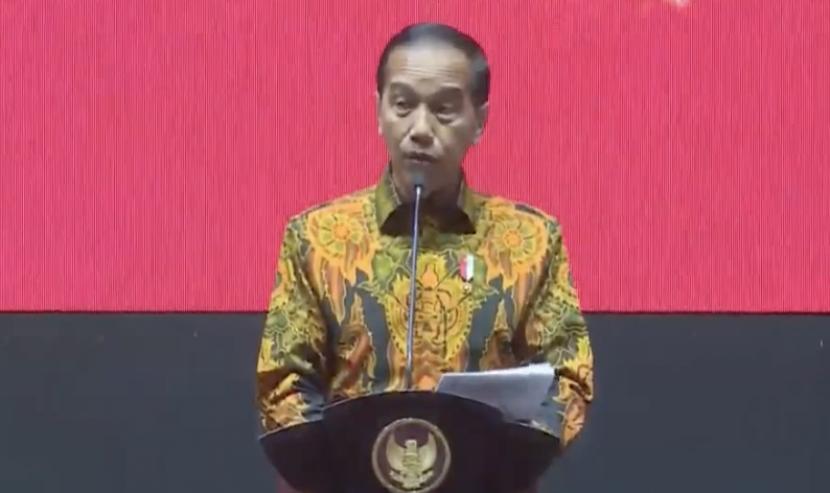 Presiden Joko Widodo (Jokowi) menyerahkan dana bantuan perbaikan rumah yang terdampak gempa bumi di Cianjur, Jawa Barat, Kamis (8/12) pagi ini. Besaran dana bantuan yang diberikan oleh pemerintah itupun diputuskannya ditambah.
