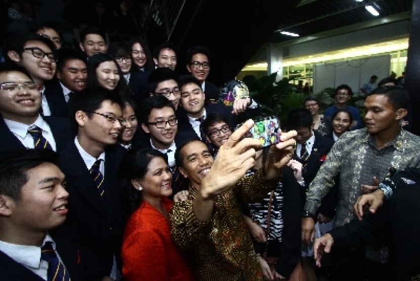 Presiden Jokowi ber-selfie bersama siswa Anglo Chinese School (ASC) International, Singapura.