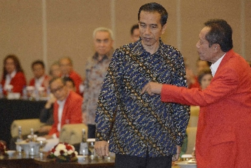 Presiden Jokowi berbincang dengan calon kepala BIN, Sutiyoso.