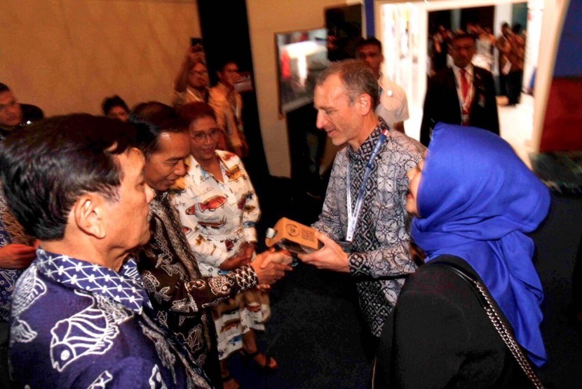 Presiden Jokowi berbincang dengan Emmanuel Faber, CEO Danone, dalam forum Our Ocean Conference 2018 di Bali, Senin (29/10).