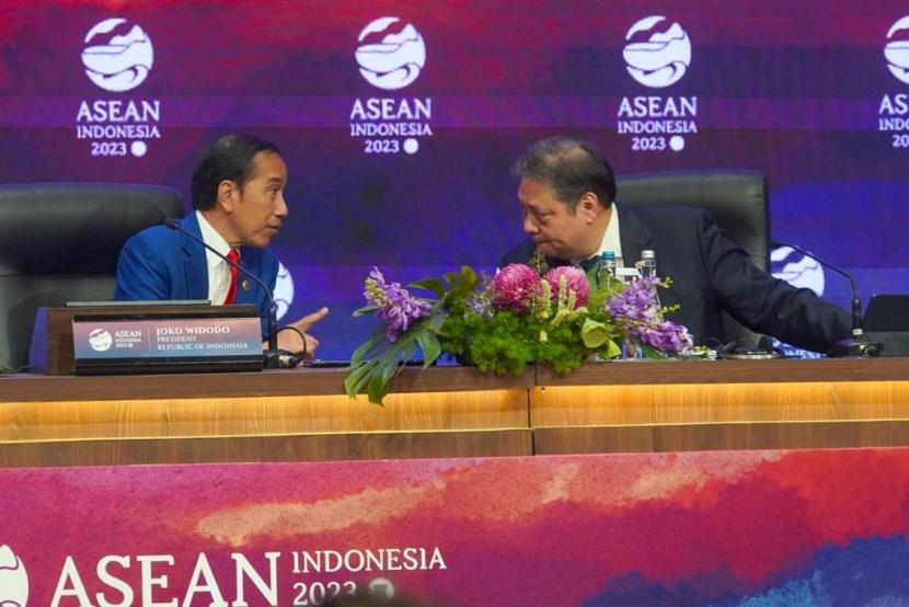 Presiden Jokowi (kiri) berbincang dengan Menko Perekonomian Airlangga Hartarto (kanan).