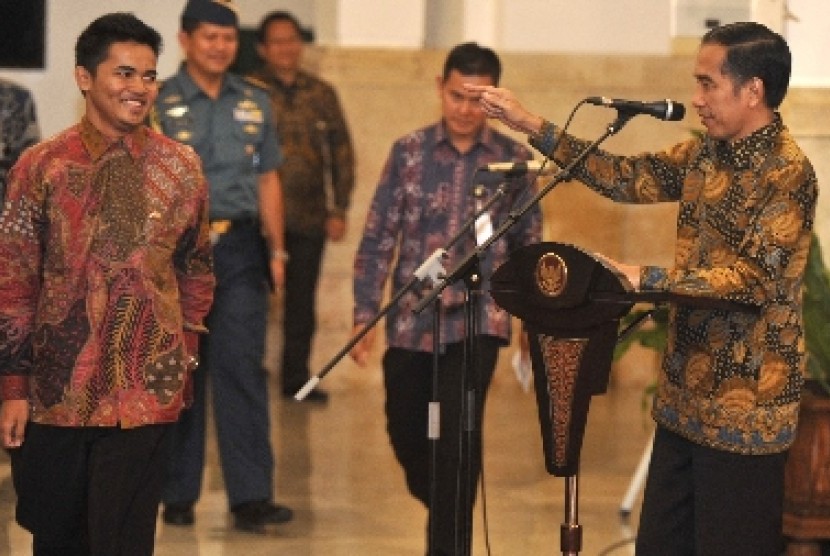  Presiden Jokowi berbincang dengan salah satu anggota Tim Nusantara Sehat Angkatan I di Istana Negara, Senin (4/5). 