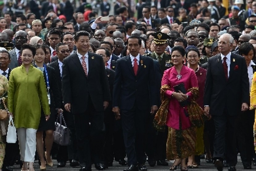 Presiden Jokowi berdampingan dengan Presiden RRC Xi Jinping.
