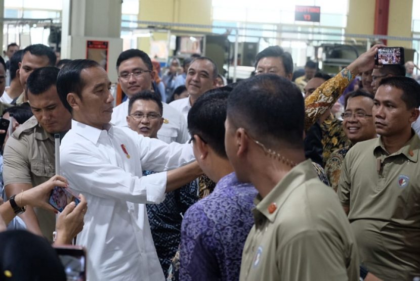 Presiden Jokowi berdialog dengan buruh pabrik sepatu di lingkungan PT KPK Global Sports di Cikupa, Tangerang,  Banten, Selasa (30/4). 