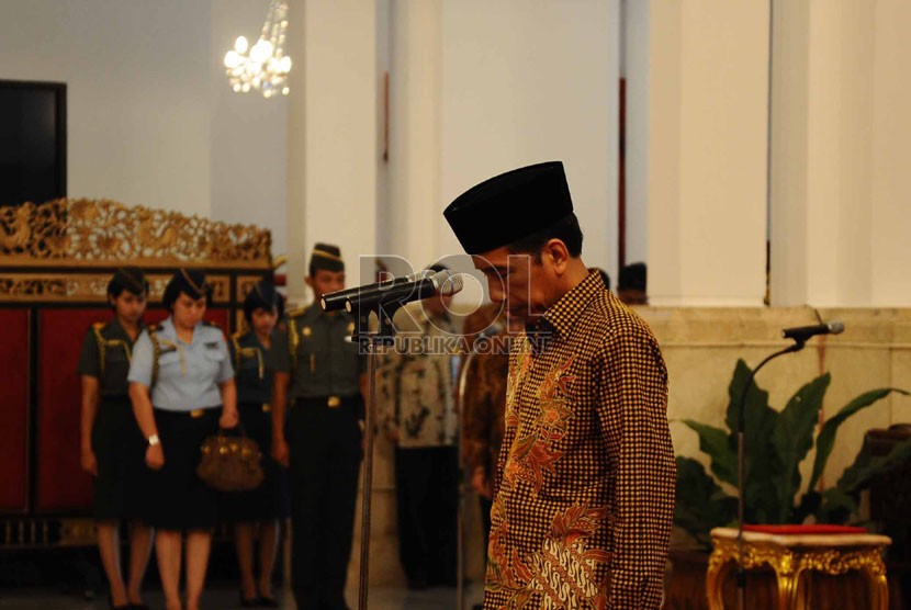  Presiden Jokowi berdoa dalam acara pemberian gelar Pahlawan Nasional kepada 4 pejuang di Istana Merdeka, Jakarta, Jumat (7/11). (Republika/Tahta Aidilla)