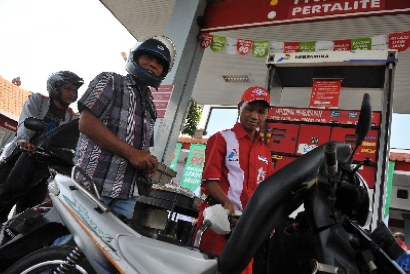 Presiden Jokowi berencana menurunkan harga BBM pada Senin (5/10).
